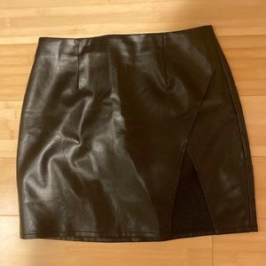 Lulu’s Black Vegan Leather Skirt • Medium
